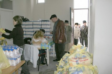 Când vor primi constănţenii pachetele cu pui şi ulei de la Primărie